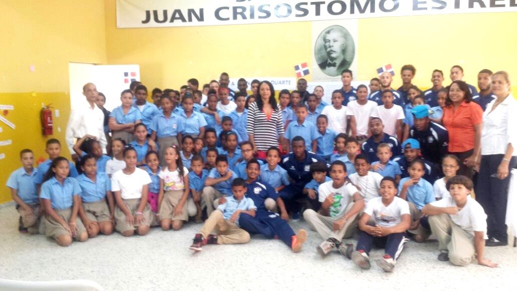 Los niños y niñas de la escuela Juan Crisóstomo Estrella con los integrantes del Moca FC